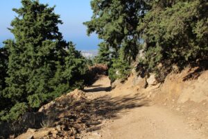 Utsikt under vandringen upp mot Dikeos