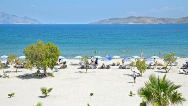 Stranden är lång med finkornig ljus sand och passar perfekt för barnfamiljen.