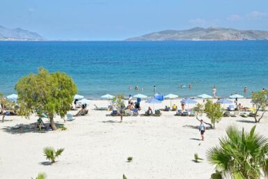 Stranden är lång med finkornig ljus sand och passar perfekt för barnfamiljen.
