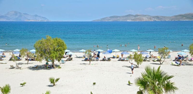 Stranden är lång med finkornig ljus sand och passar perfekt för barnfamiljen.