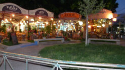 Platani ligger halvvägs mellan Kos stad och den arkeologiska platsen Asklepieion, bara 3 km från Kos stad