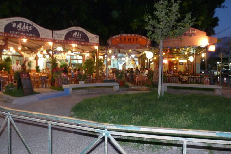 Platani ligger halvvägs mellan Kos stad och den arkeologiska platsen Asklepieion, bara 3 km från Kos stad