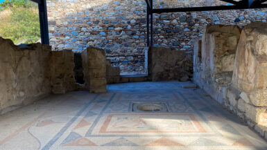 Det västarkeologiska området i kosstaden ligger i stadens centrum. Denna del av staden hade övergivits under medeltiden