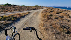 Cykla längs strandpromenaden i Kos stad – utflykt på egen hand