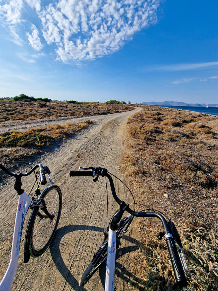 Cykla längs strandpromenaden i Kos stad – utflykt på egen hand