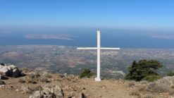 Vandringen upp på berget Dikeos från Zia