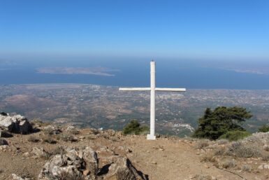 Vandringen upp på berget Dikeos från Zia